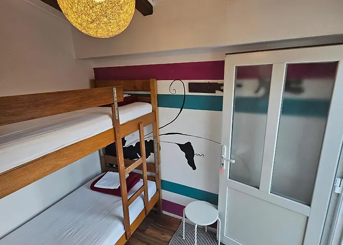 Hostel The Lazy Monkey & *