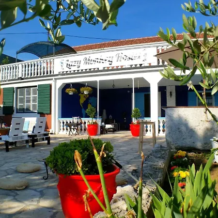 The Lazy Monkey & Hostel Zára