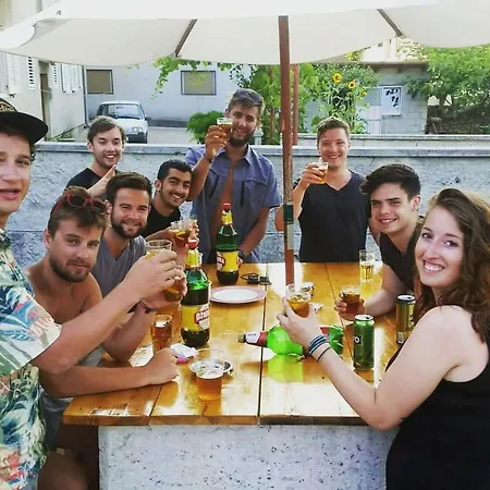 The Lazy Monkey & بيت شباب زادار