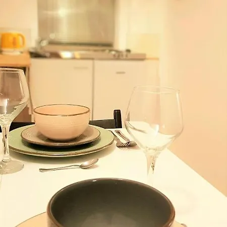 Hostel The Lazy Monkey & *