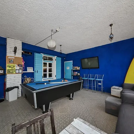 Hostel The Lazy Monkey & *