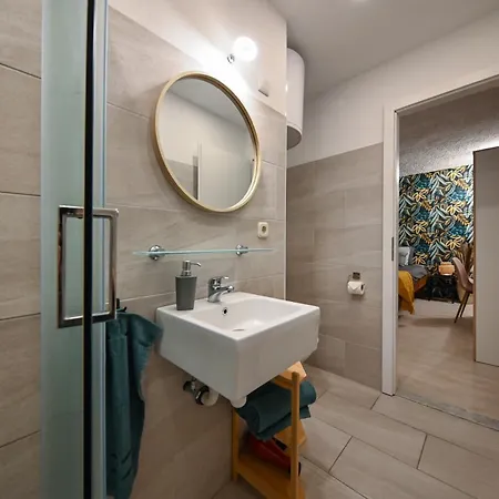 The Lazy Monkey & بيت شباب زادار