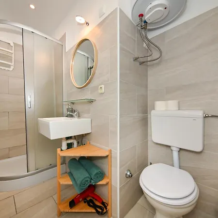 بيت شباب The Lazy Monkey &