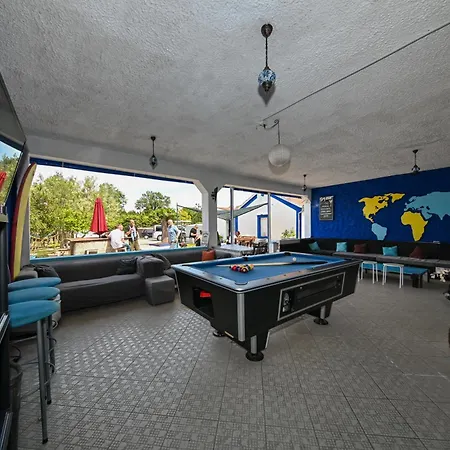 Hostel The Lazy Monkey & *