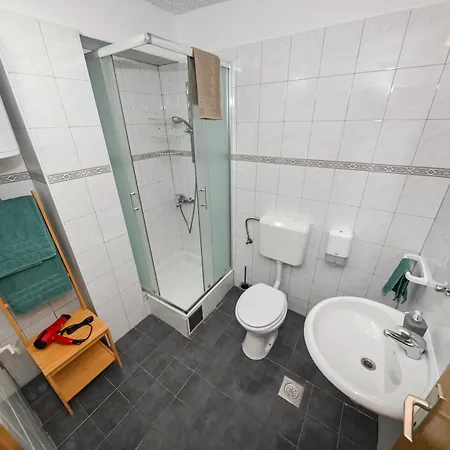 The Lazy Monkey & بيت شباب